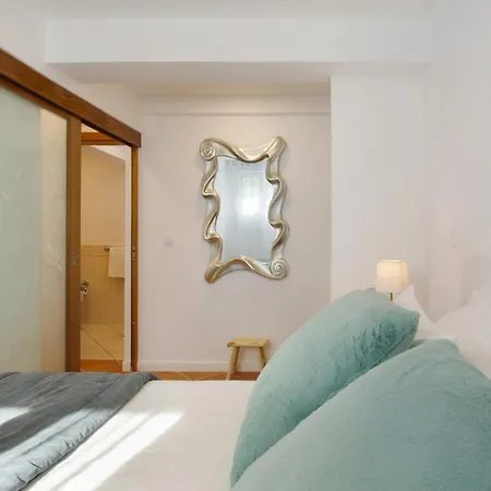 Capelos Apartment *